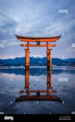 ¡Explora la magia ancestral del Santuario de Itsukushima, un templo flotando en aguas cristalinas!