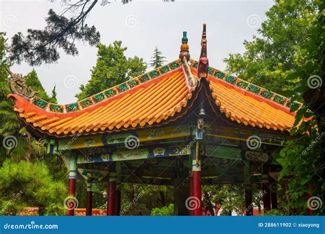 ¡Sumérgete en la historia ancestral del Templo Nanyue! Santuario budista milenario y joya arquitectónica de Hengyang.