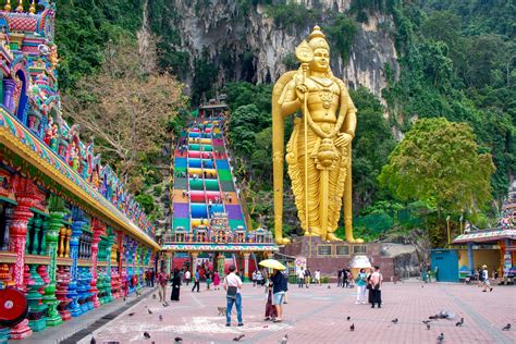  El Templo Batu Caves: Un Santuario de Color y Devoción en las Alturas