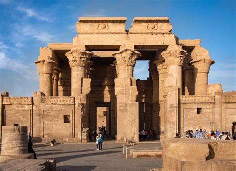  El Templo de Kom Ombo: Una oda a la dualidad divina y un viaje a través del tiempo!